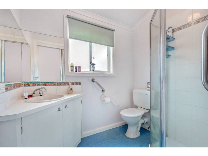 18 Mountain View Ave, Avondale Heights VIC 3034