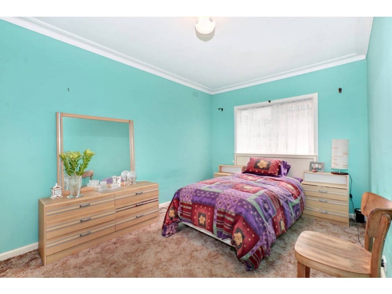 18 Mountain View Ave, Avondale Heights VIC 3034