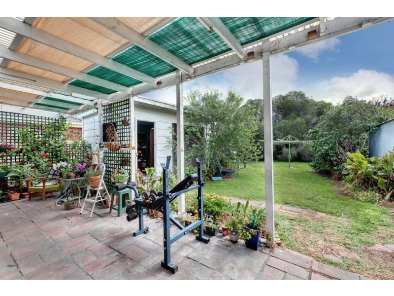 18 Mountain View Ave, Avondale Heights VIC 3034