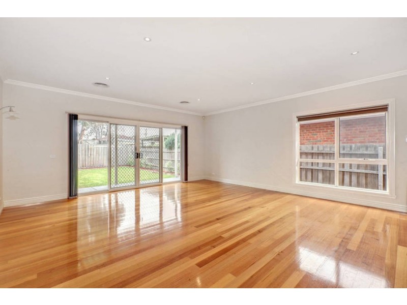 18 Riverside Ave, Avondale Heights VIC 3034