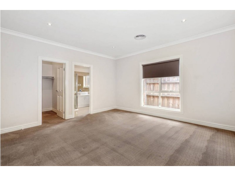 18 Riverside Ave, Avondale Heights VIC 3034