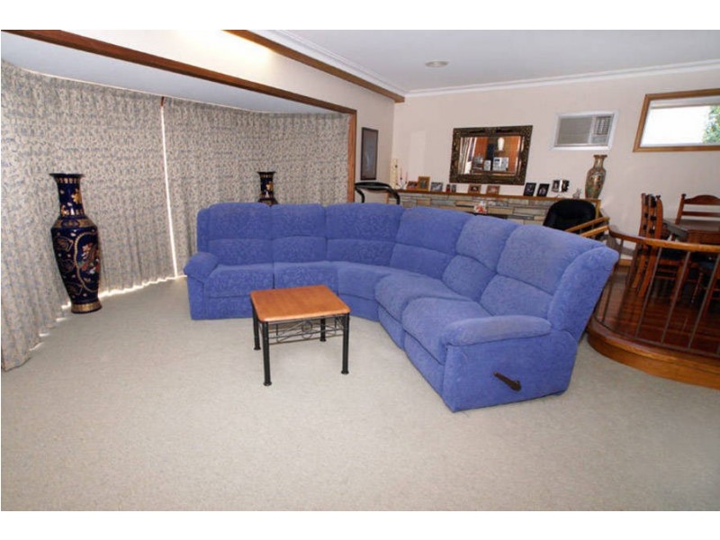 9 Kingsford Avenue, Melton South VIC 3338