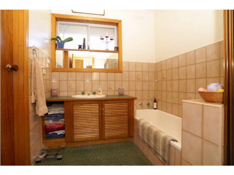 9 Kingsford Avenue, Melton South VIC 3338