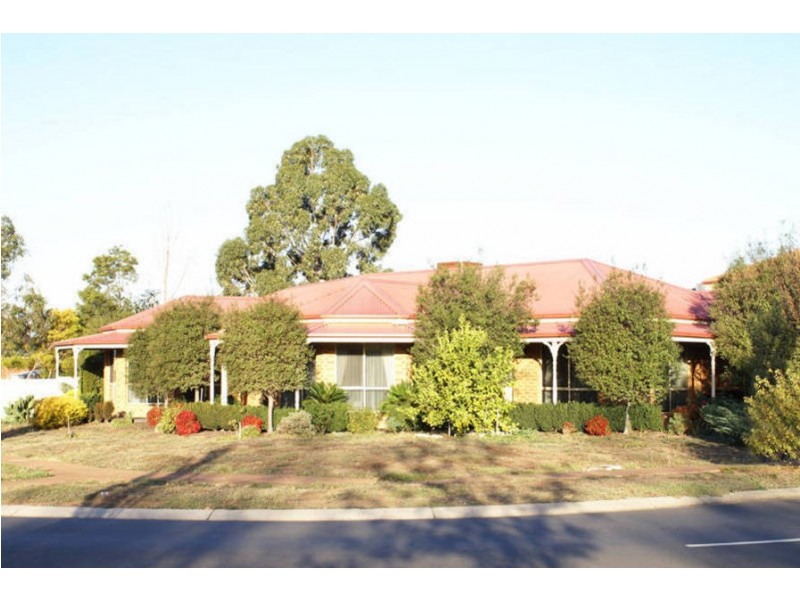 26 Caroline Springs Blvd, Caroline Springs VIC 3023