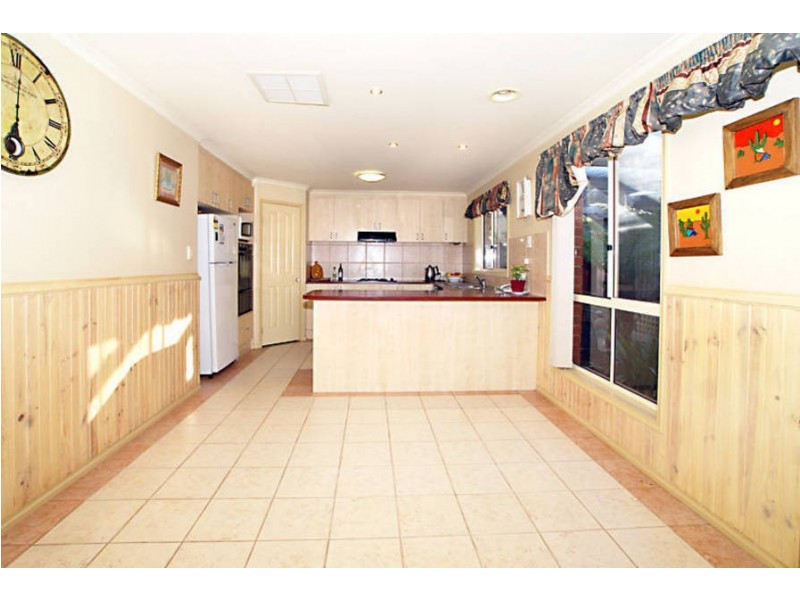 2 Gleneagles Drive, Melton West VIC 3337