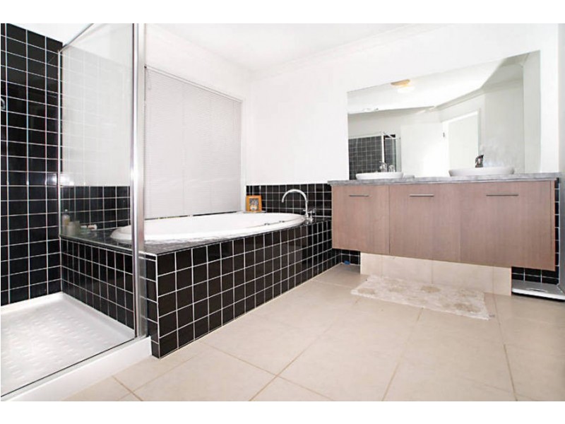2 Wetherby Place, Melton West VIC 3337