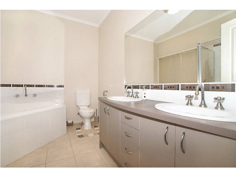 10 Carlyon Close, Melton West VIC 3337