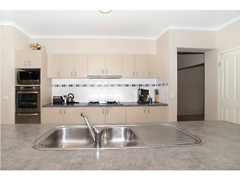 10 Carlyon Close, Melton West VIC 3337