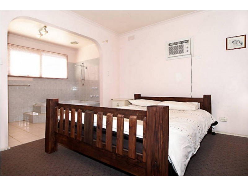 5 Tudor Place, Melton West VIC 3337