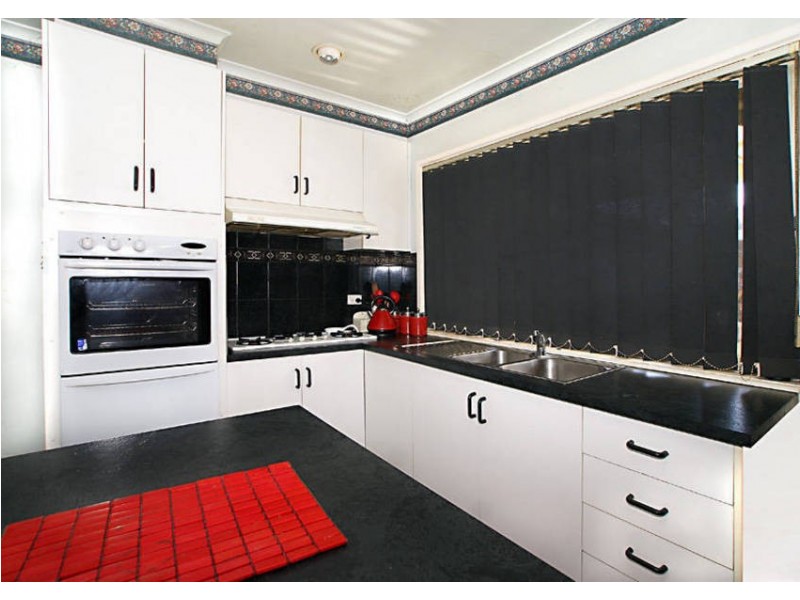 5 Tudor Place, Melton West VIC 3337