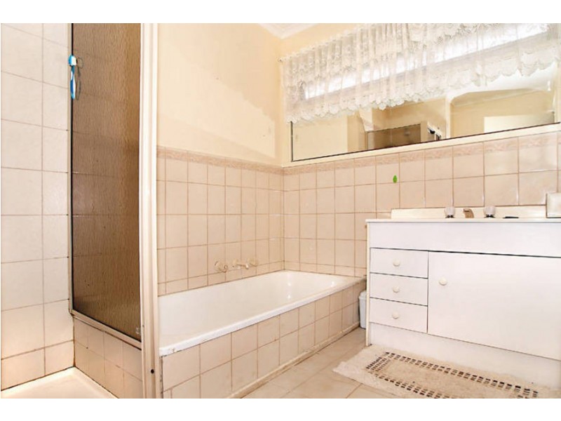 38 Oldershaw Road, Melton VIC 3337