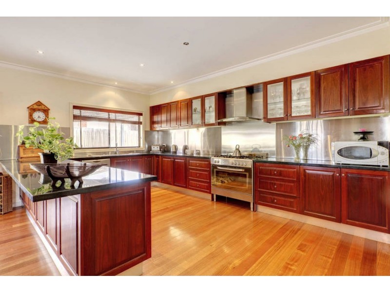 6 She Oak Court, Melton West VIC 3337