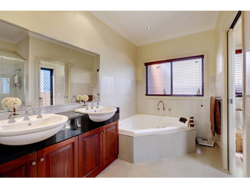 6 She Oak Court, Melton West VIC 3337