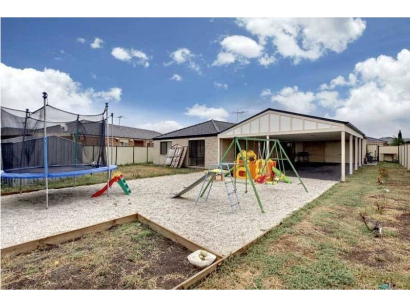 16 Sunderland Way, Melton West VIC 3337