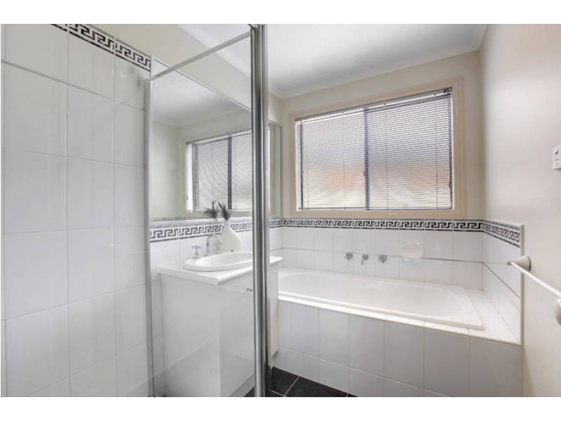 16 Sunderland Way, Melton West VIC 3337