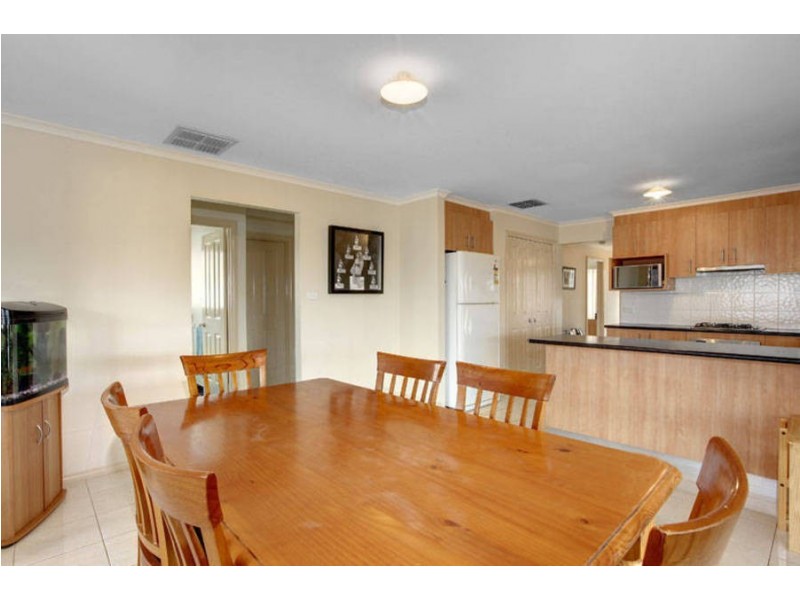 16 Sunderland Way, Melton West VIC 3337