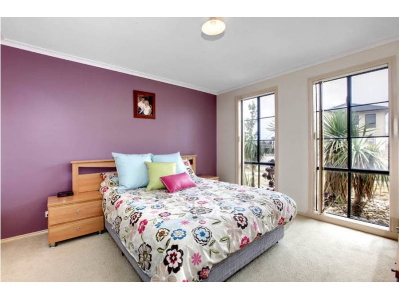 16 Sunderland Way, Melton West VIC 3337