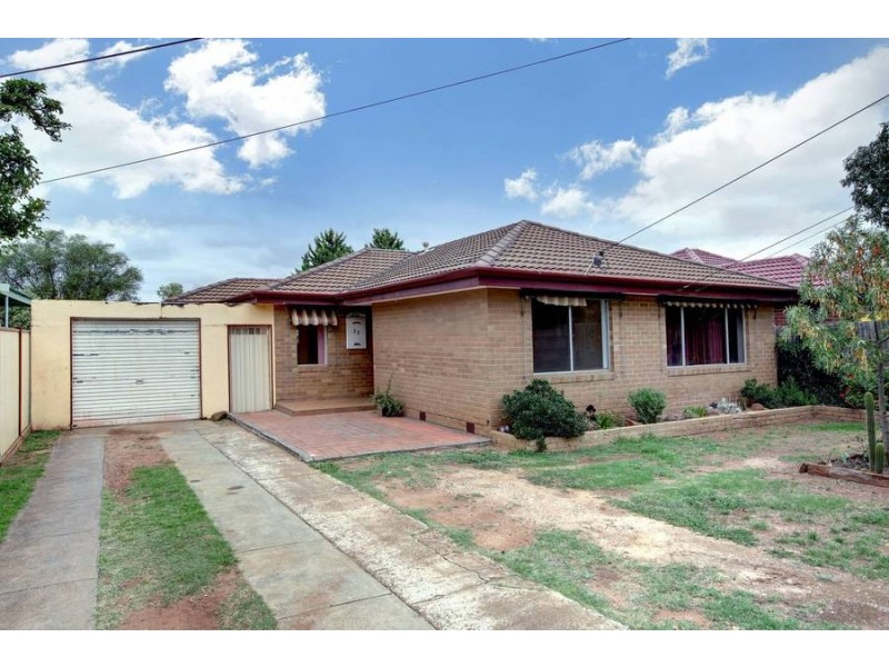 33 Falcon Drive, Melton VIC 3337