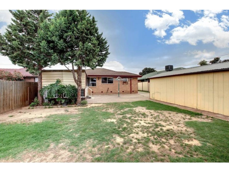 33 Falcon Drive, Melton VIC 3337