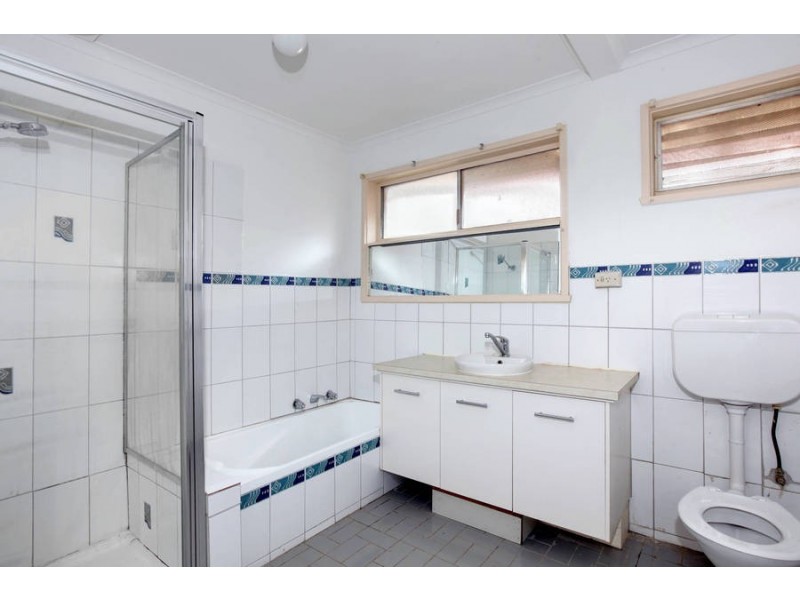 33 Falcon Drive, Melton VIC 3337