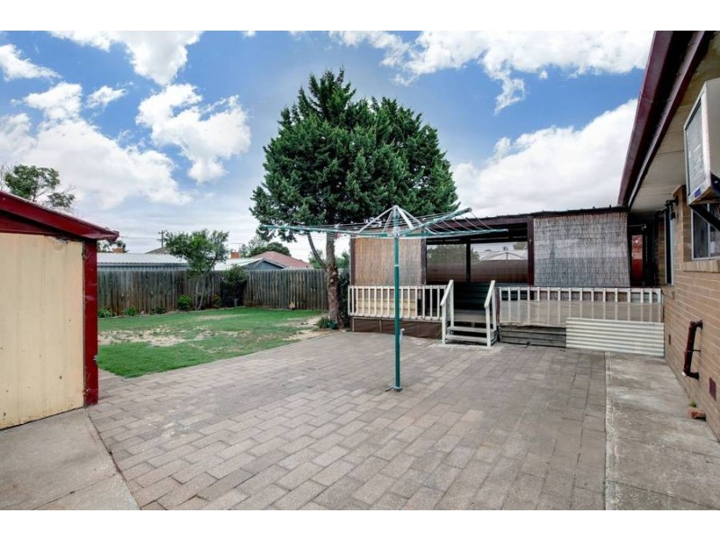 33 Falcon Drive, Melton VIC 3337