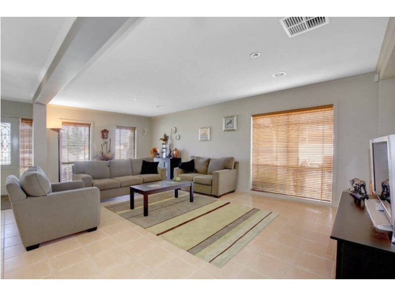 16 Stableford Chase, Melton West VIC 3337