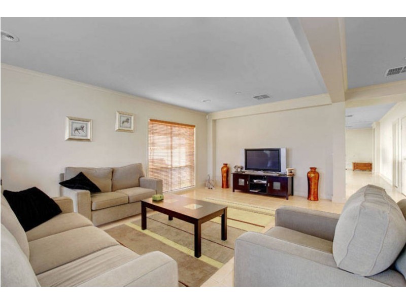 16 Stableford Chase, Melton West VIC 3337