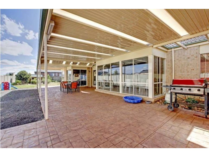 16 Stableford Chase, Melton West VIC 3337