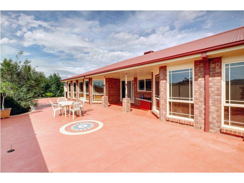 24 Gleneagles Drive, Melton West VIC 3337