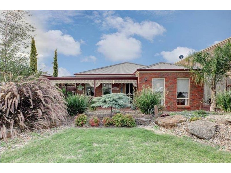 4 Hillcrest Court, Melton West VIC 3337
