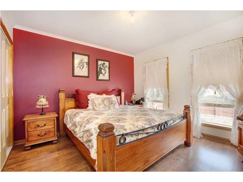 4 Hillcrest Court, Melton West VIC 3337