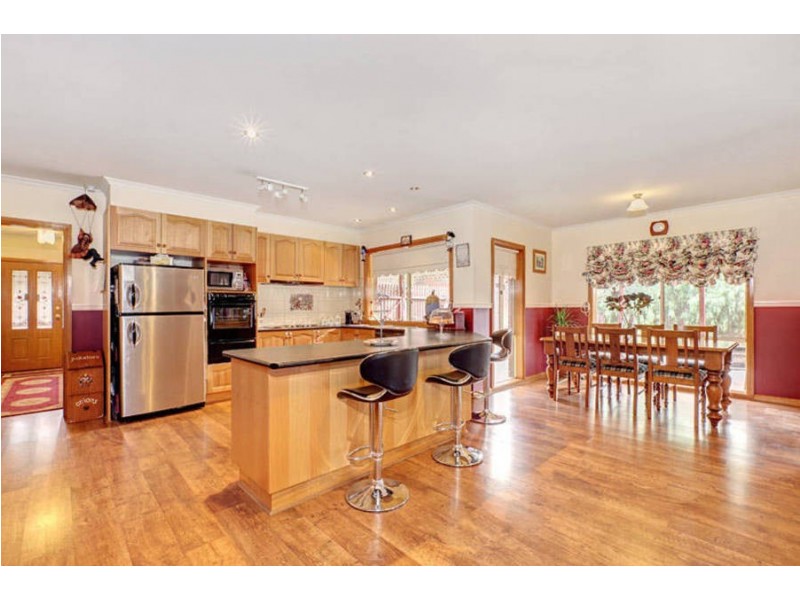 4 Hillcrest Court, Melton West VIC 3337