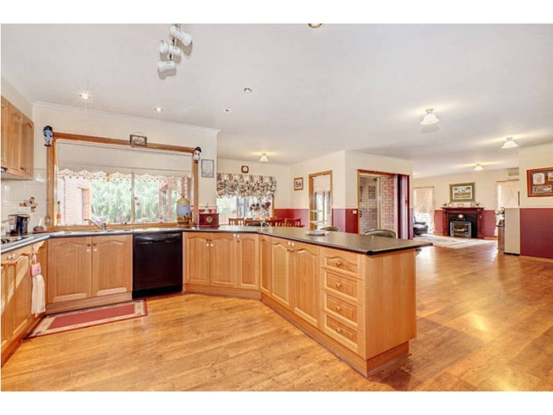 4 Hillcrest Court, Melton West VIC 3337