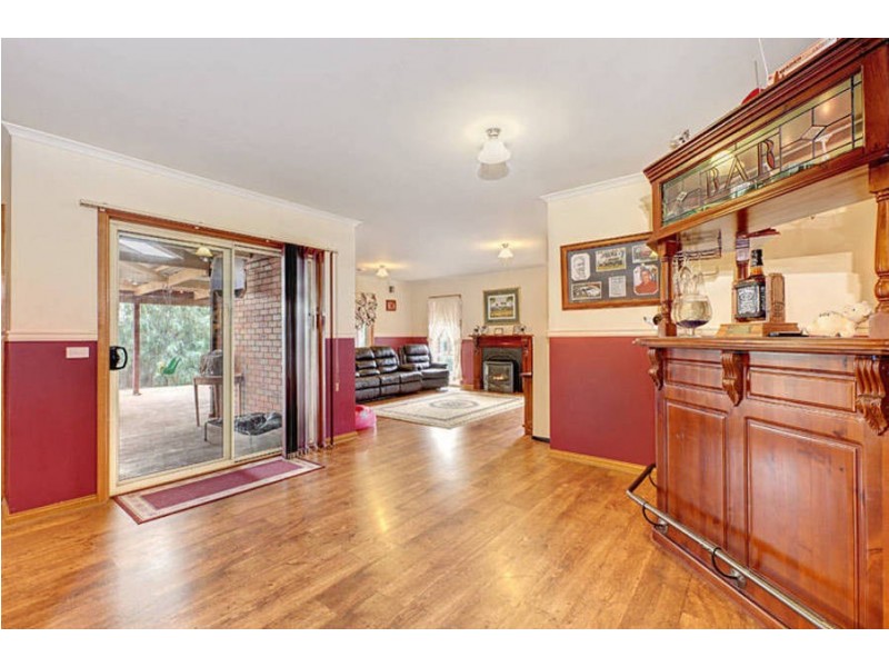 4 Hillcrest Court, Melton West VIC 3337