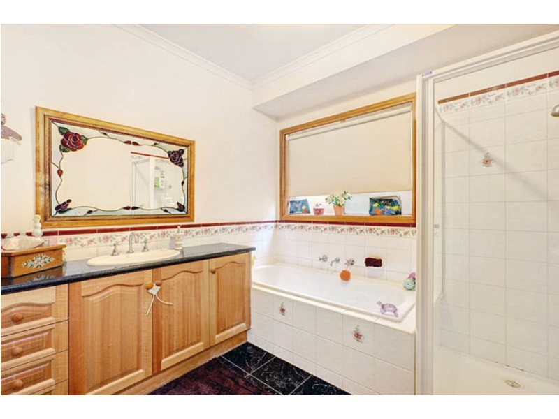 4 Hillcrest Court, Melton West VIC 3337