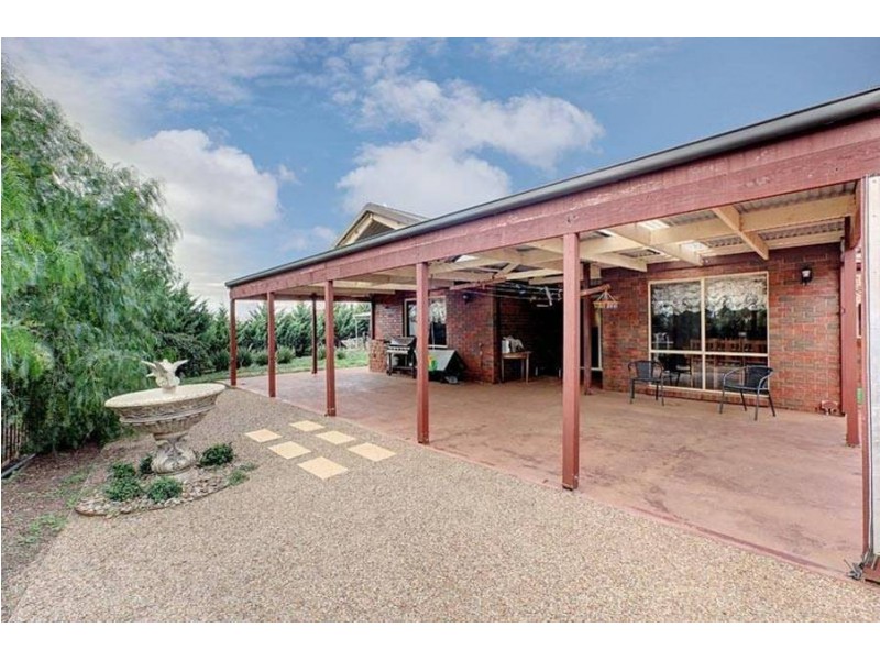 4 Hillcrest Court, Melton West VIC 3337