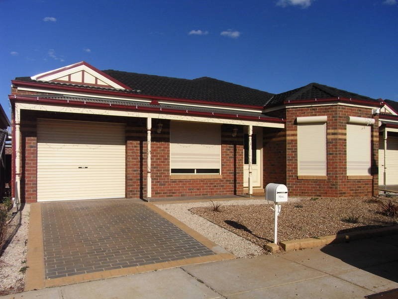 1/3 Bronton Close, Kurunjang VIC 3337