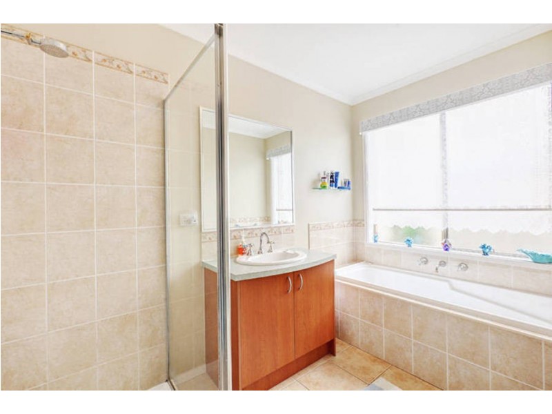 24 Scarlet Oak Avenue, Melton West VIC 3337