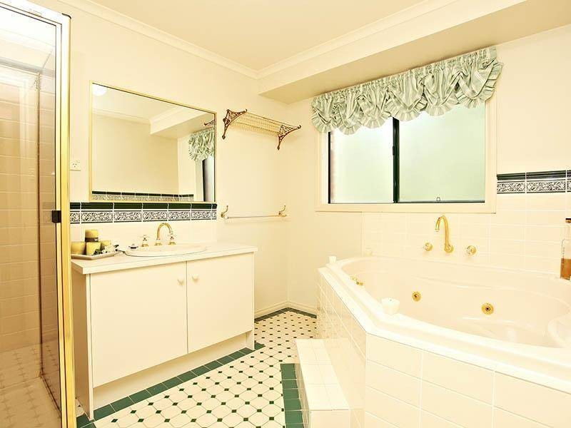 28 Maplewood Close, Brookfield VIC 3338