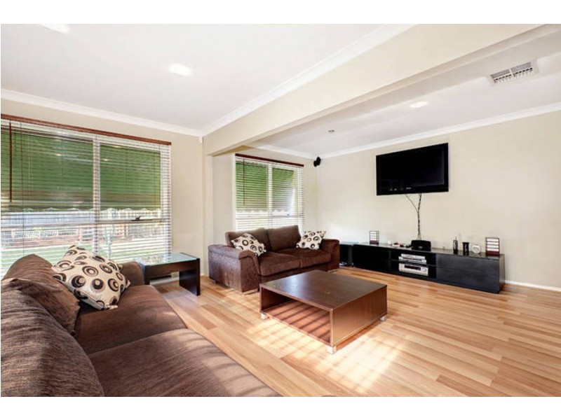 14 Blaxland Rd, Melton South VIC 3338