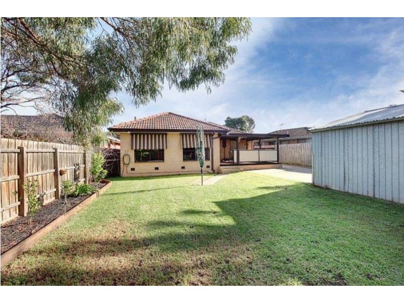 14 Blaxland Rd, Melton South VIC 3338