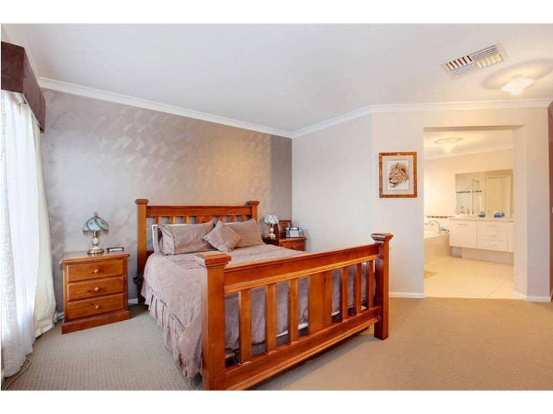 32 Dalray Cres, Kurunjang VIC 3337