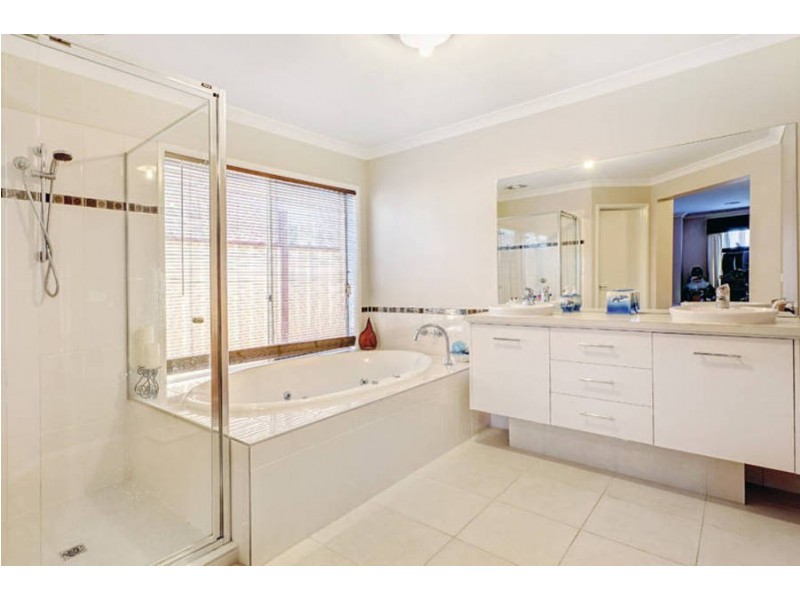 32 Dalray Cres, Kurunjang VIC 3337