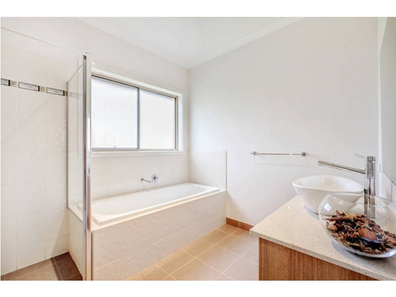 18 Moonah Avenue, Brookfield VIC 3338