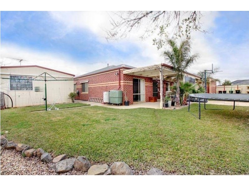 4 Ridgeway, Melton West VIC 3337