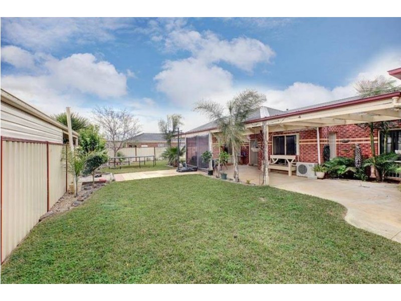 4 Ridgeway, Melton West VIC 3337