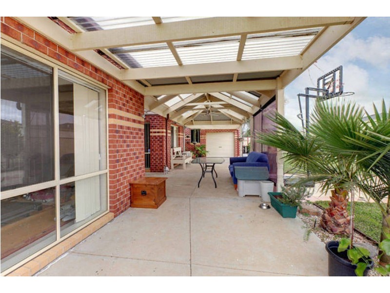 4 Ridgeway, Melton West VIC 3337