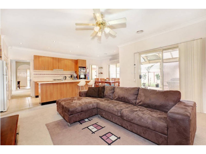 4 Ridgeway, Melton West VIC 3337