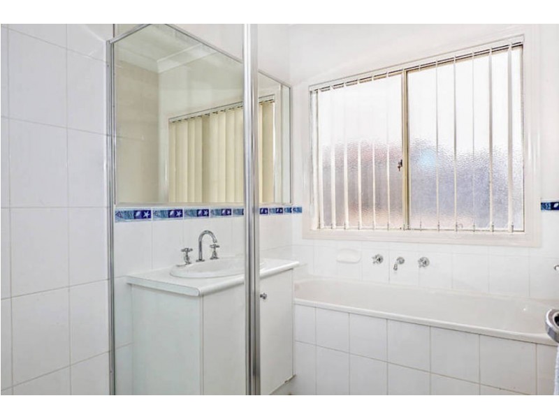 4 Ridgeway, Melton West VIC 3337