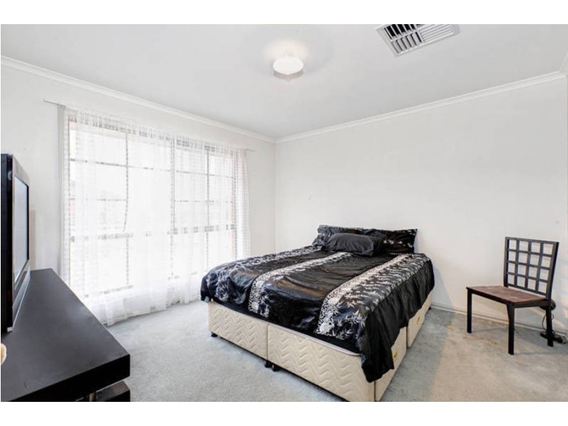 25 Scarborough  Cres, Melton VIC 3337